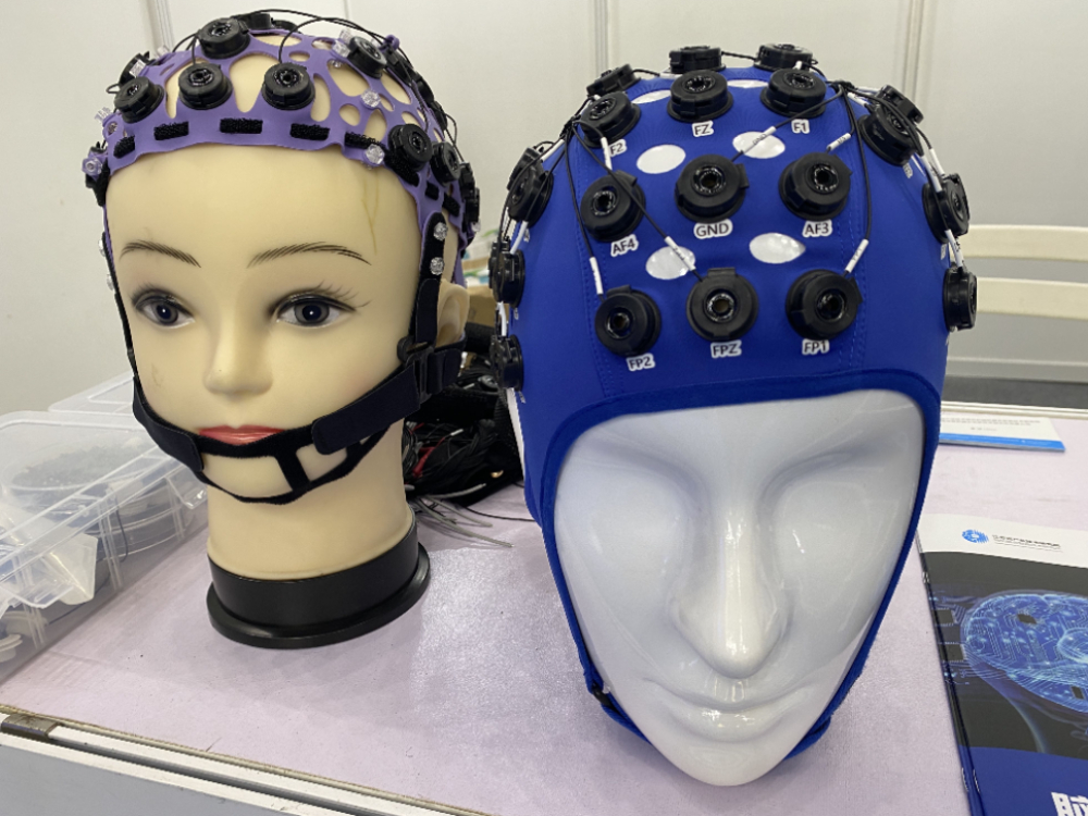 国内首款，江苏集萃脑电所展出64导凝胶脑电帽